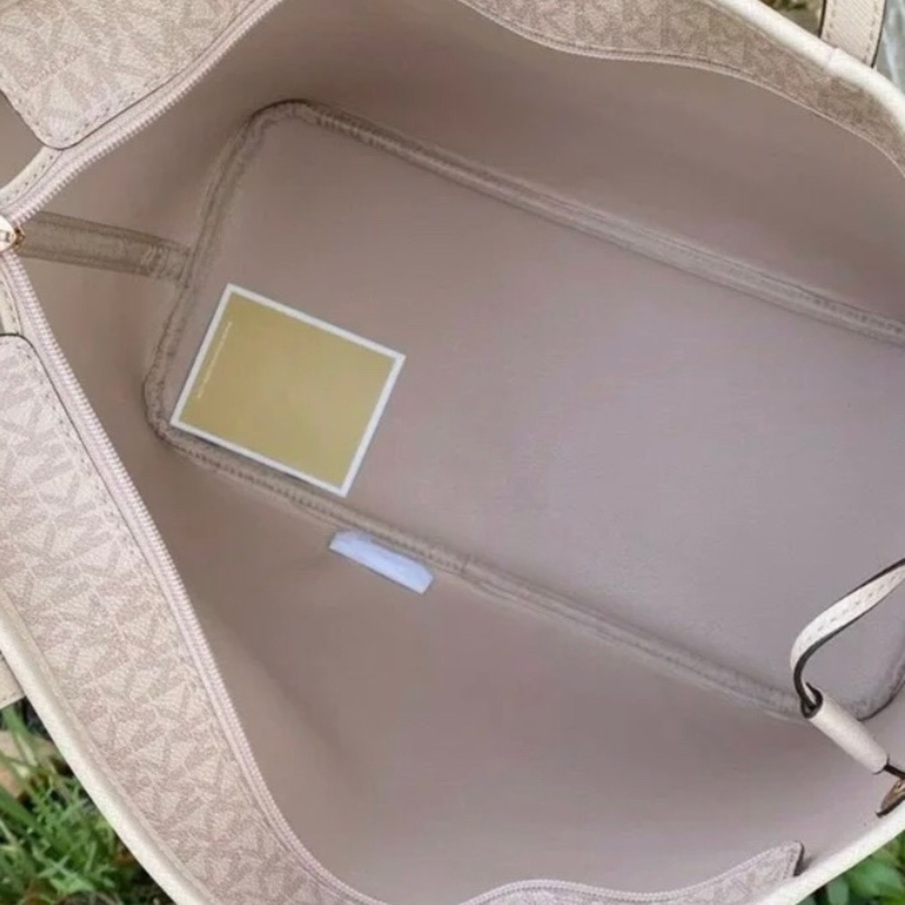 ‼️SALE‼️ 👜💕- Michael Kors Large Tote + Wallet - Picture 8 of 8
